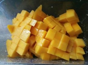 准备芒果切小块