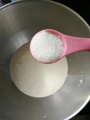 600克淡奶油加60克糖打发