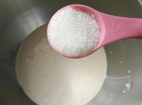600克淡奶油加60克糖打发