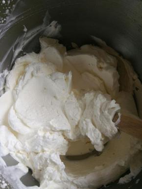 千层的奶油要打老点，这样千层做出来才会平整好看