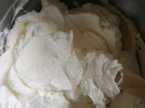 千层的奶油要打老点，这样千层做出来才会平整好看