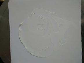 蛋糕垫上抹薄薄的一层奶油，这样防止千层皮在上面移动不好控制，做蛋糕也这样