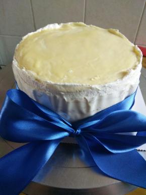 最好只会侧面抹点奶油，围上慕斯围边，用丝带装饰一下