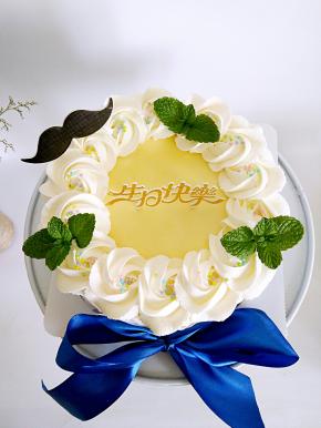 表面在用奶油插牌装饰一下就可以啦，美美哒千层蛋糕就做好啦，冰箱冷藏一个小时味道更好哦