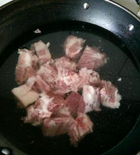 排骨冲洗干净放进锅里焯下