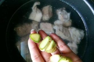 排骨放水，喝多少放多少水 切几片姜进去