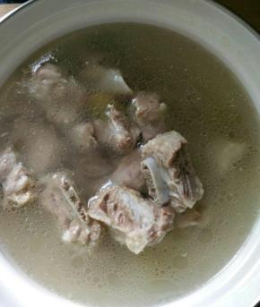 排骨炖好后用汤锅装起来