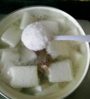 加一勺半盐，看汤的多少来加