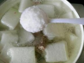 加一勺半盐，看汤的多少来加