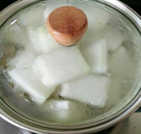 盖上锅盖将冬瓜炖烂就行，不要炖过了