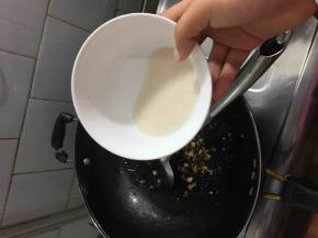 淀粉加水调成水淀粉，淀粉量不要太大，我这次稍微放多了