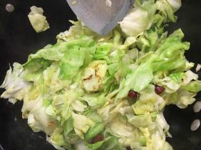 翻炒至包菜变软，微微变焦黄