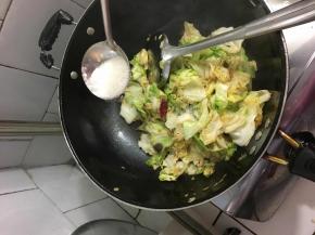 翻炒几下放半勺糖，然后再翻炒