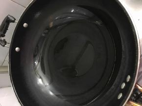 锅中倒入比平常炒菜量多一些的油，开小火