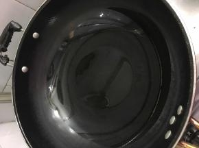 锅中倒入比平常炒菜量多一些的油，开小火