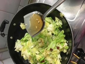 此时沿锅边倒醋，一定不要直接淋包菜上