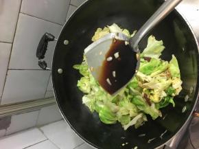 翻炒几下倒入生抽，继续翻炒