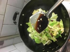 翻炒几下倒入生抽，继续翻炒