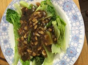 将炒好的酱汁淋在生菜上就可以了