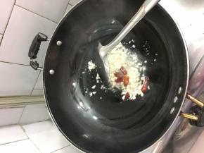 放入蒜和辣椒，小火翻炒至蒜变金黄色