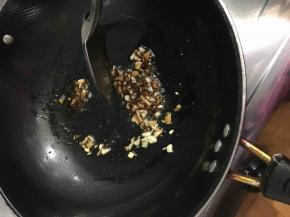 炒出香味后，加入大约两勺蚝油，具体要看菜量增减