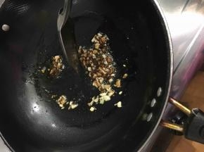 炒出香味后，加入大约两勺蚝油，具体要看菜量增减