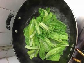 生菜洗净，下锅焯水，沸水10秒就可以，家里有老人，我把菜掰断了，自己吃整根儿即可