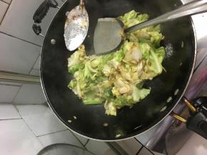 手速快全程大火，最后放入盐调味，关火放味精翻炒匀即可