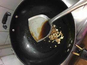 加入一勺生抽，中火，不要把蚝油炒糊了
