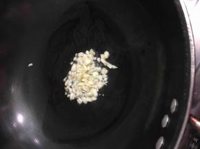 锅中放底油，小火，下蒜炒出香味