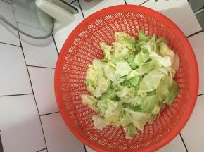 包菜洗净，用手撕成适量大小，可以在框里控水