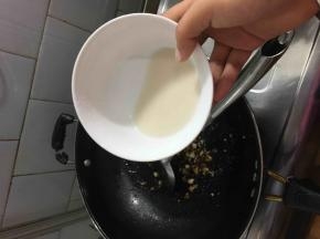 加入白糖，因为蚝油和生抽都咸，我一般是不放盐的，糖加入后翻炒化开就可以加入水淀粉了，这时候可以尝尝地道，觉得淡了可以适当放一些盐