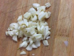 蒜切碎，喜欢蒜颗粒的可以切大一点