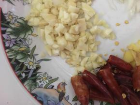 蒜切碎，不喜欢颗粒的可以切蓉，辣椒对半切开