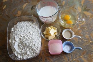 1准备好所用原料，黄油切成小块室温软化。