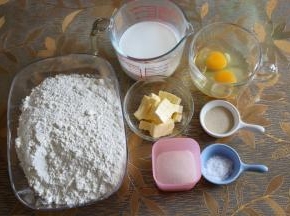 1准备好所用原料，黄油切成小块室温软化。