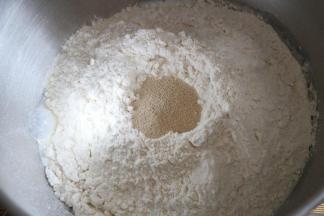 2桶里依次放入细砂糖、牛奶、鸡蛋、盐、面粉和酵母放在最上面