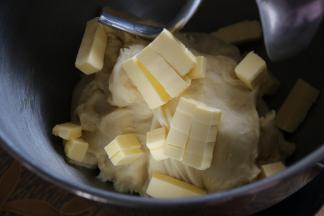 4揉至能拉出薄而坚韧的面膜，即完全阶段即可