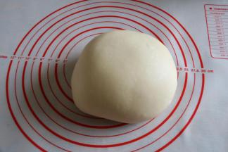 5取出面团保鲜膜覆盖松弛10分钟。