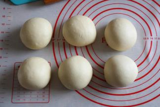 6面团轻压排气后，平均分成六等份。