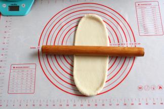 7取一个面团，用面杖擀成椭圆形。