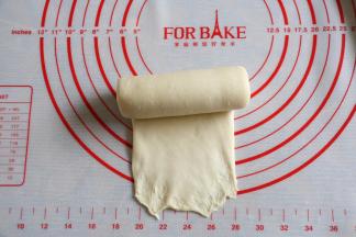 8翻面压薄底边从上往下卷起。