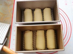 10放入吐司盒，进行发酵。
