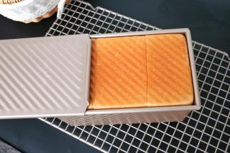 13出炉轻震一下，倒扣脱模。