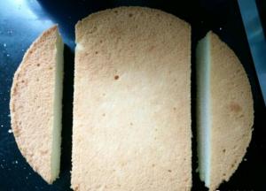 准备一个圆形的蛋糕胚子，两边切下来做车顶，两边要切一样大小，看图中比例，不能切太多了