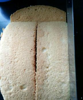 切下来的两片拼到车身上面，两边多余一点给切掉