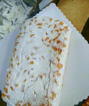 一片上面铺上奶油和水果，平整些