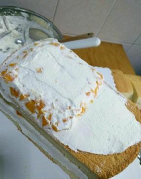 现在做车顶，水果和奶油先铺后面一半