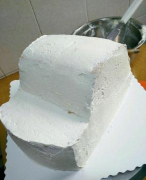 再用奶油抹面，因为等下外面还要裱奶油，所以不用抹太平