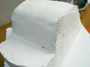 再用奶油抹面，因为等下外面还要裱奶油，所以不用抹太平